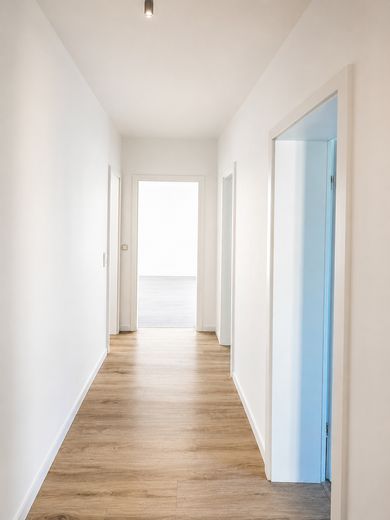 Appartement entièrement rénové de 3 pièces avec balcon et cuisine équipée – Flur zu den Zimmern