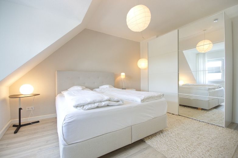 Charming, stylishly appointed and tastefully furnished apartment in the very popular Rüttenscheid area of Essen. Regular cleaning possible – 15a75af57ee7402be6bf9c3b0581e371b990d812.jpg