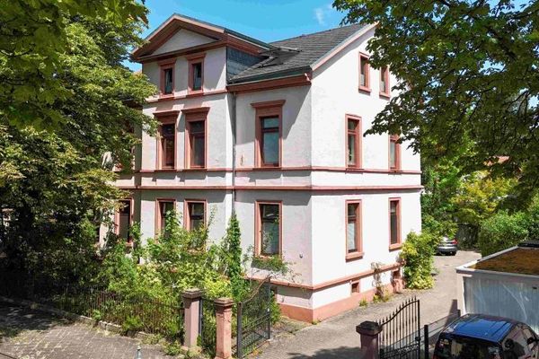 Am Schloss Philippsruhe: Denkmalgeschütztes Dreifamilienhaus mit WEG-Aufteilung
