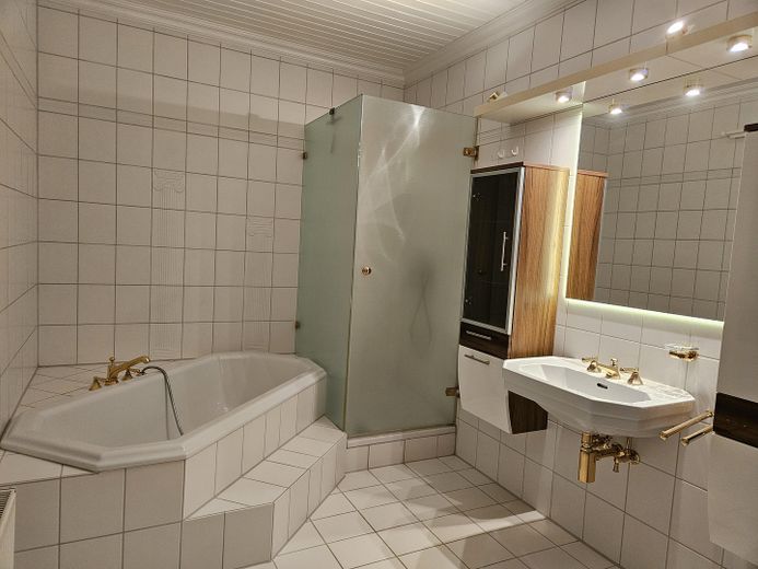Immobile meravigliosamente situata con molteplici possibilità di utilizzo – Badezimmer