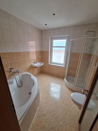 Bright 3-room apartment with large daylight bathroom and dressing room in Zwickau-Crossen – Bad