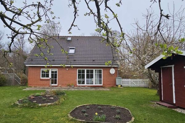 Detached house with 5 rooms, 2 bathrooms, terrace and large plot in the Baltic seaside resort of Nienhagen