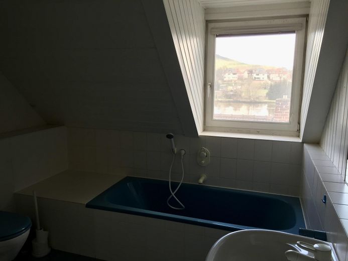 Altstadt-Stadthaus mit Mainblick, Dachterrasse, Mieteinnahmen & Ausbaupotenzial – provisionsfrei – Bad - Wohnung 2.OG