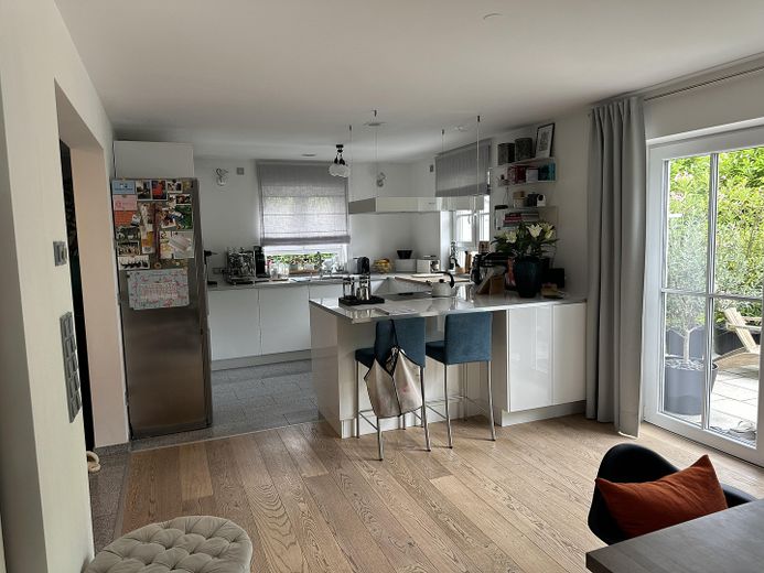 Near Simmerleinplatz: As-new, bright XXL semi-detached house, upscale features, KFW70 standard, with fitted kitchen – EG Küche/Essen