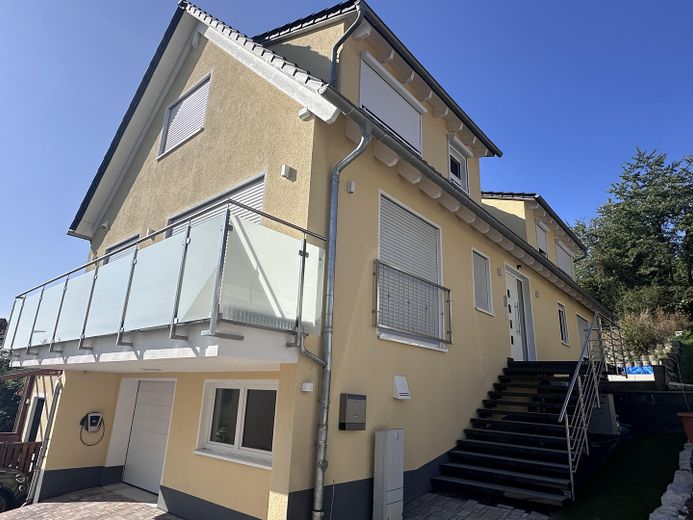 Hochparterre 3 Zimmer Wohnung, mit Garten, Terrasse, Balkon, Smarthome, Glasfaser – Hauseingang mit Balkon