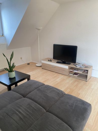 Helle 62 m² Galeriewohnung mit Einbauküche & Stellplatz in Weingarten – Wohnzimmer
