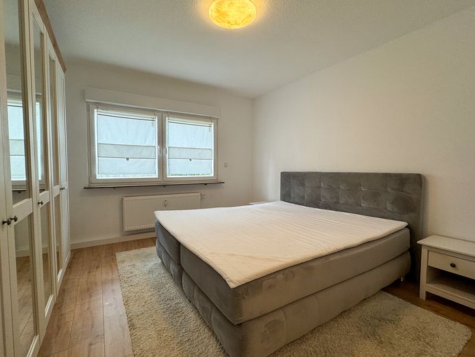 zentrale 3 Zimmer Wohnung mit Wintergarten – Schlafzimmer mit Fenster