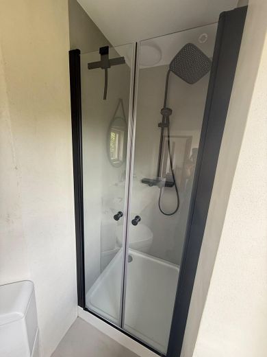 Schicke Dusche mit Regendusche