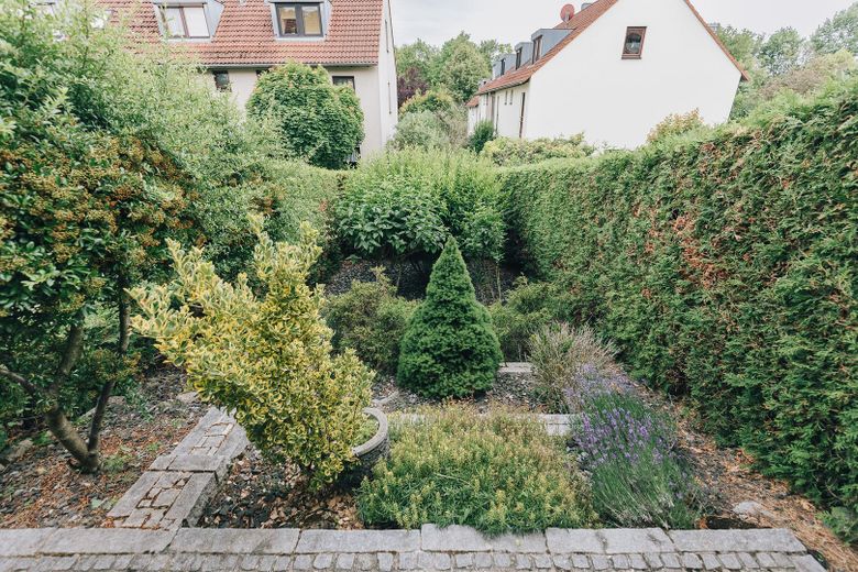 Steuerlich attraktive Kapitalanlage in Stammheim-Süd mit zuverlässigem Mieter (provisionsfrei) – Garten