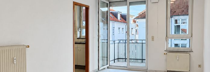 Licht 2-kamerappartement met inbouwkeuken, balkon en parkeerplaats in de ondergrondse garage – Wohnzimmer