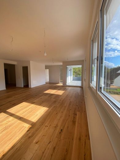 Penthouse-Wohnung -Erstbezug- mit toller Raumaufteilung und großem Balkon mit reizvollem Ausblick – Wohn-/Essbereich