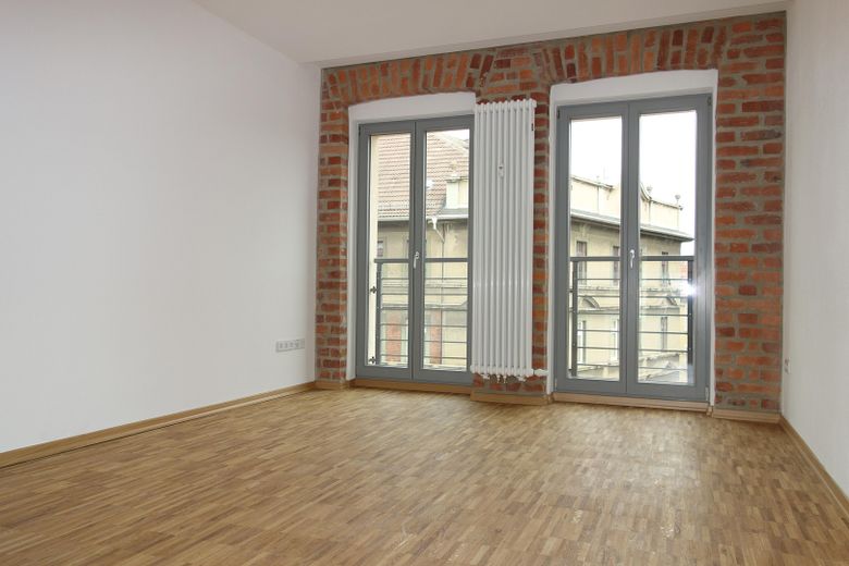 Abitare con stile in una casa a risparmio energetico – Wohnen mit bodentiefen Fenster
