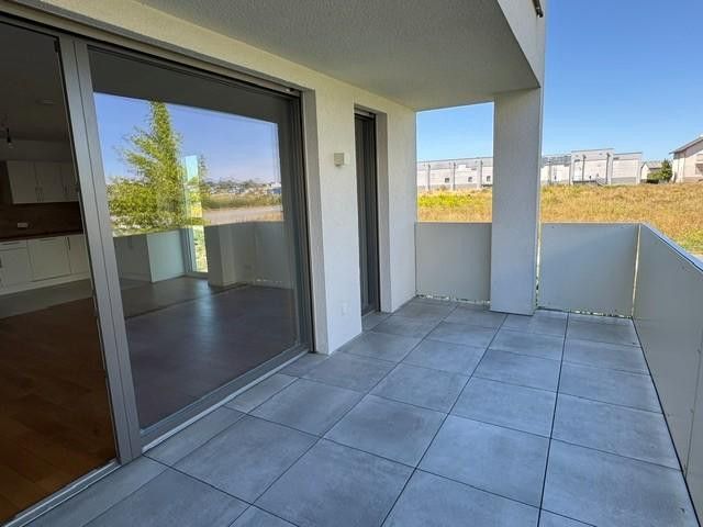 ¡Apartamento de 4 habitaciones con cocina americana y gran balcón! ¡Moderno, cómodo y excelentemente comunicado! – Balkon