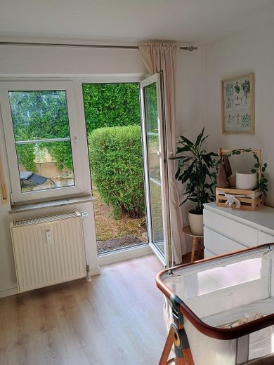Sonnige 3-Zimmerwohnung mit Garten und Blick auf die Weinberge – Ausgang Schlafzimmer zum Garte