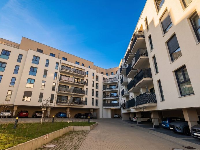 OFERTA DESTACADA: ¡Piso de ensueño de 3 habitaciones con BALCÓN y moderna COCINA AMUEBLADA en el BERGQUARTIER de Magdeburgo! – Titelbild