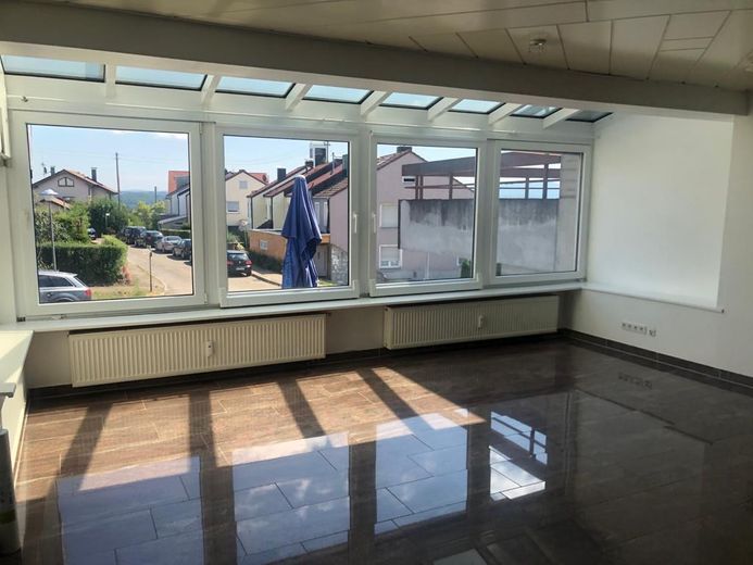 Exklusive, geräumige und gepflegte 2,5-Zimmer-Wohnung mit EBK in Reichenbach an der Fils – Wintergarten