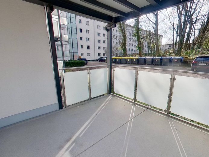 Helle 2-Zimmer-Wohnung mit Tageslichtbadezimmer und großem Balkon – Ansicht I: Balkon
