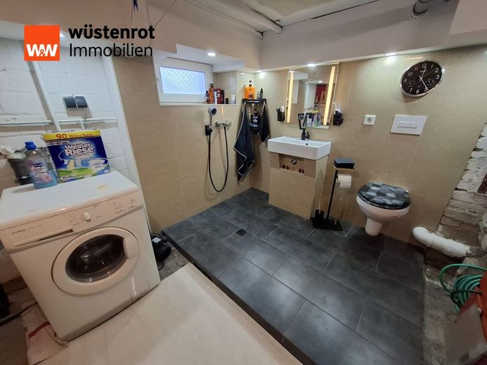 Neuer Preis! Doppelhaus im Bungalowstil in Luckenwalde mit großer Nutzfläche im Keller zu verkaufen. – WC und Dusche Kellerbereich