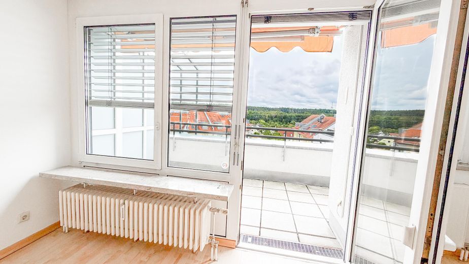 Vita assistita con terrazza sul tetto: vista panoramica sulla Stadtwald, pronta per essere abitata e senza provvigione – Blick aus dem Wohnzimmer