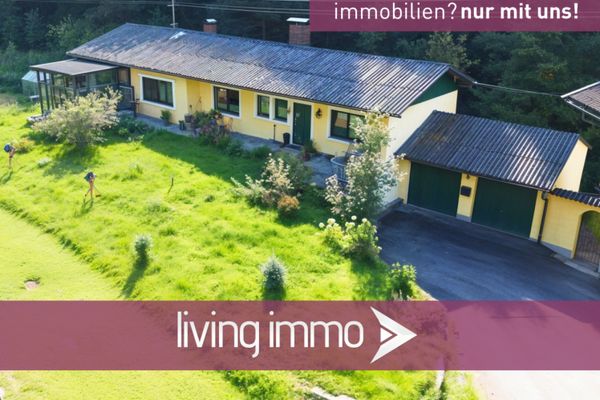 Casa unifamiliare con veranda e garage doppio – solida base per una modernizzazione