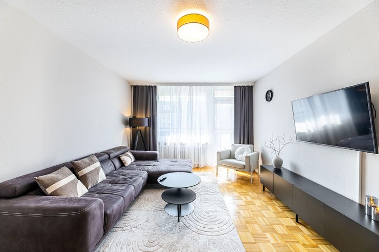 Business Living Bamberg | Totalmente amueblado · Todo incluido · Ubicación privilegiada – Wohnzimmer mit Balkonzugang