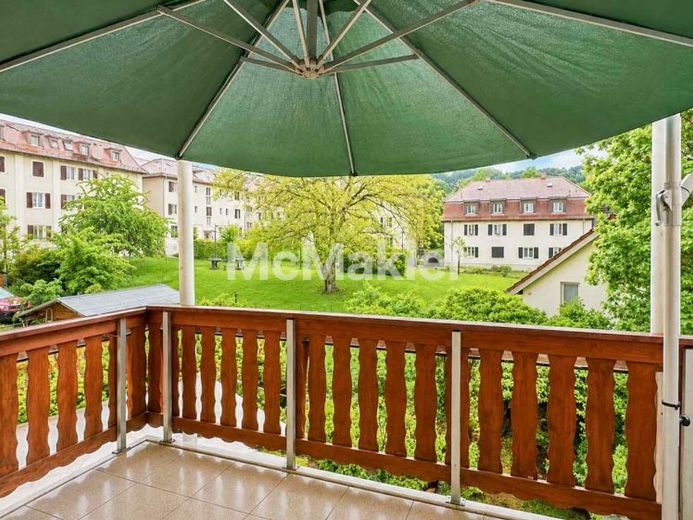 Charmante Altbauwohnung mit grünem Balkon & hohen Decken – फोटो 1