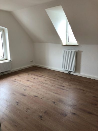 Işıkla dolup taşan 3 odalı daire, balkon ve modern banyo ile – Kinderzimmer