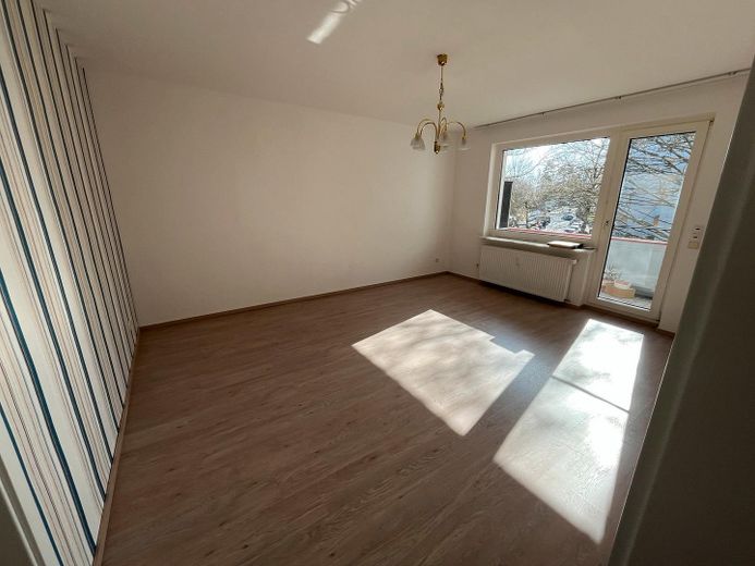 Bad Homburg'da komisyonsuz, ankastre mutfak ve balkon dahil aydınlık 3 odalı daire – sahibinden – Wohnzimmer