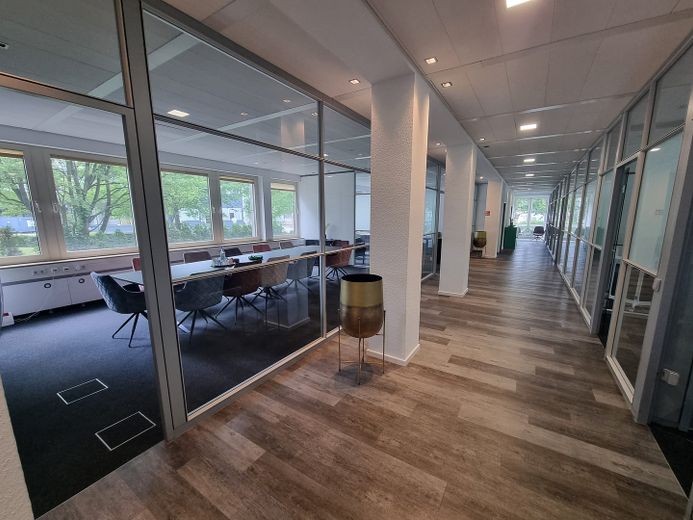 Premium Office – Sofort bezugsfertiges Büro mit Glaswänden und Top-Ausstattung – Flur