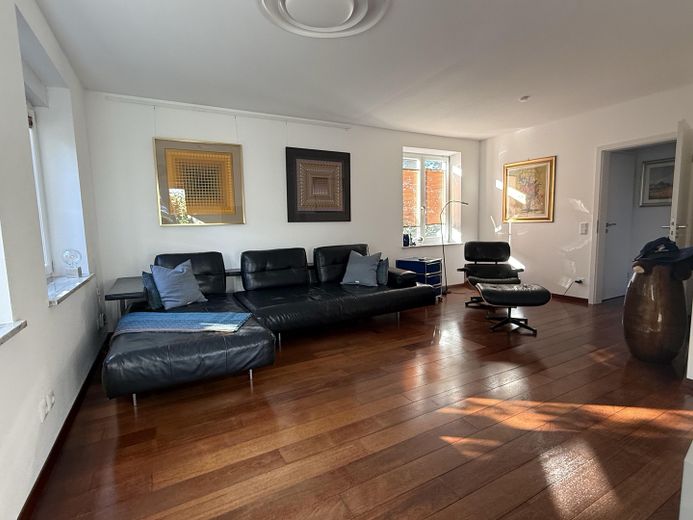 Modernes Einfamilienhaus mit freiem See- und Bergblick Nähe  Prien – Wohnzimmer