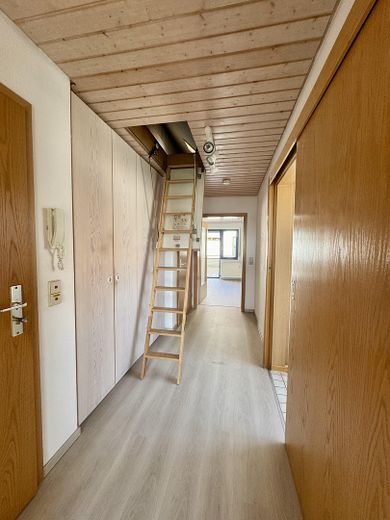 Provisionsfrei: 2-Zimmer-Wohnung DG mit Balkon in betreuter Wohnanlage – Aufgang zu Dachboden
