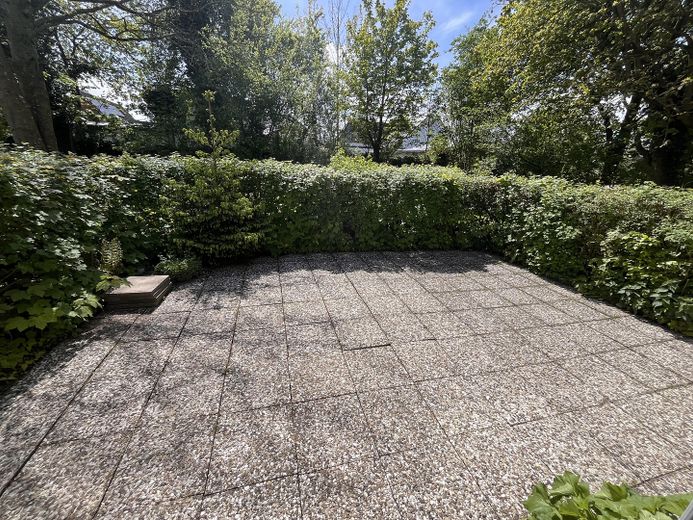 Ruhige Lage mit grossem Garten am Ende einer Sackgasse – Terrasse vor dem Wohnzimmer