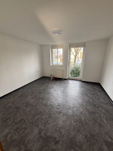 Senza provvigione da privato: luminoso appartamento con 2 locali e giardino a WN-Neustadt, incl. 2 posti auto – Schlafz. m. franz. Balkon