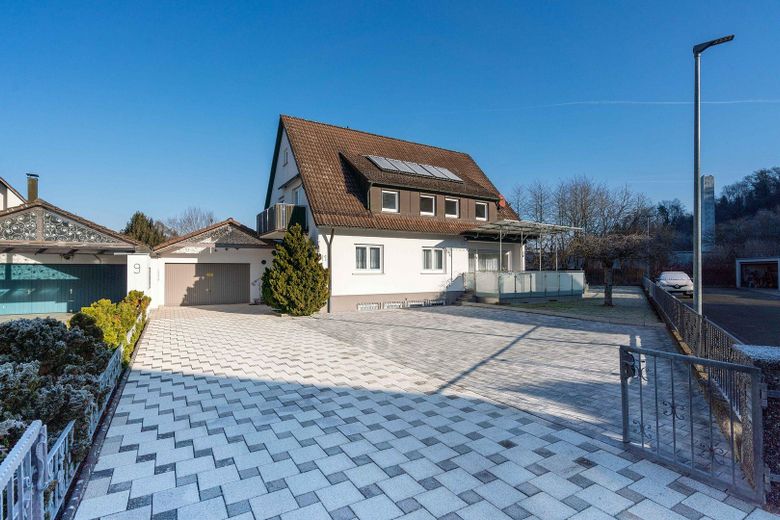 Zufahrt mit Außenstellplätzen