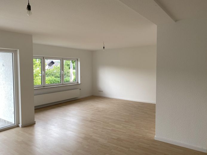 Wunderschöne 4,5-Zimmer-Maisonette-Wohnung in allerbester Lage von Rödermark OR – 1OG Wohn-/Esszimmer