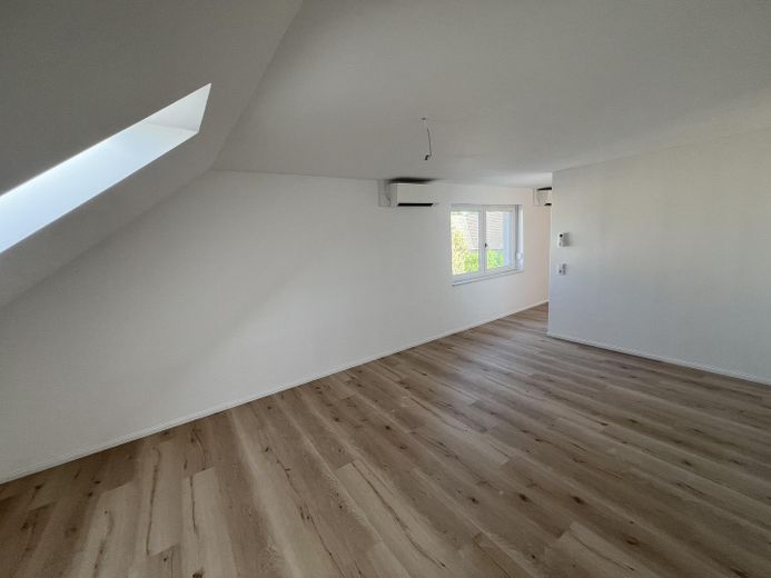 Moderne 4 Zimmer DG Wohnung mit Garten in ruhigem gehobenen Wohngebiet – WZ