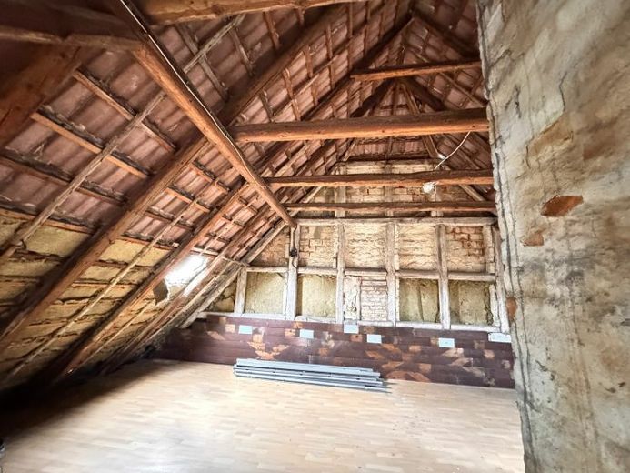 provisionsfreies Landhaus mit Geschichte – Ehemalige Dorfschule in Kaltenmark – Foto 1