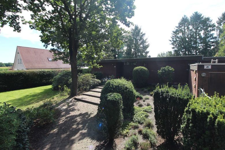 Individueller Flachdach-Bungalow mit Doppelgarage &amp; Parkähnlichem Grundstück in Schiffdorf-Sellstedt – 2 - Hauseingang