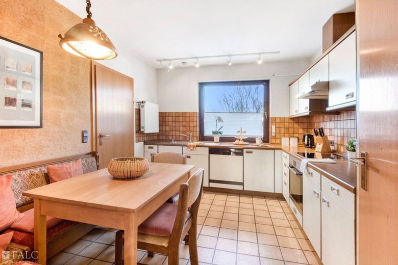 Freistehendes Einfamilienhaus mit Einliegerwohnung: Bietet Raum für vielfältige Lebenskonzepte – Küche