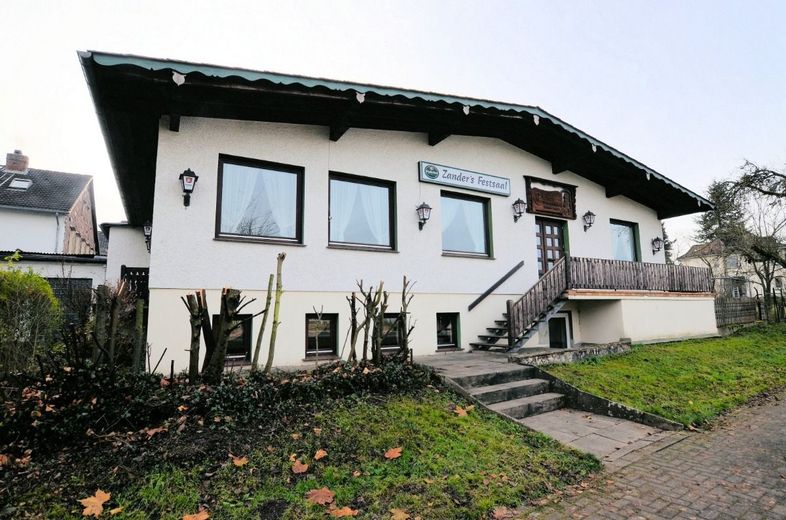 ** PREISREDUZIERUNG ** Wohn- und Geschäftshaus mit Gaststätte, Wohnung und Garagen in zentraler Lage – Wohn- und Geschäftshaus - Dassel - Heise Immobilien