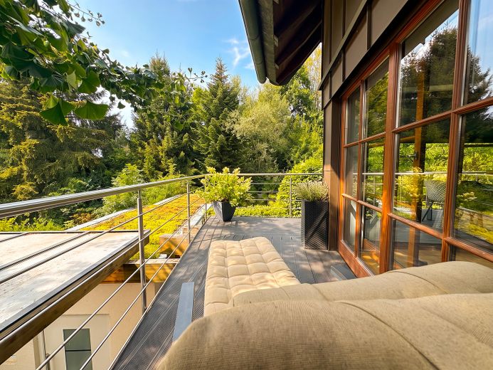 Architektur trifft Privatsphäre – besonderes Einfamilienhaus mit Pool, Sauna und Garten im Grünen – Balkon Entspannungsbereich