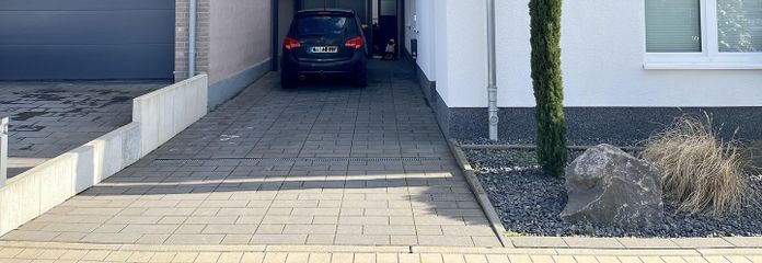 Hausfront+Einfahrt
