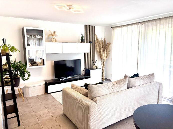 Traumhafter Saarblick – attraktive 3-Zimmer-Wohnung zum Einziehen – Wohnzimmer