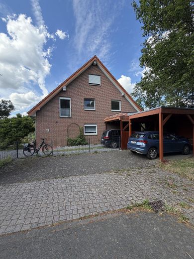 Casa adosada en esquina en bonita ubicación en Lippstadt – Südansicht mit Carport