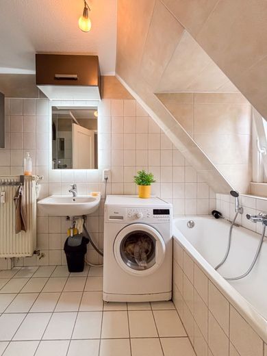 2-Zimmer-Dachgeschosswohnung in Wiesbaden mit modernisiertem Bad/WC (2025) und Dachbodennutzung – Bad