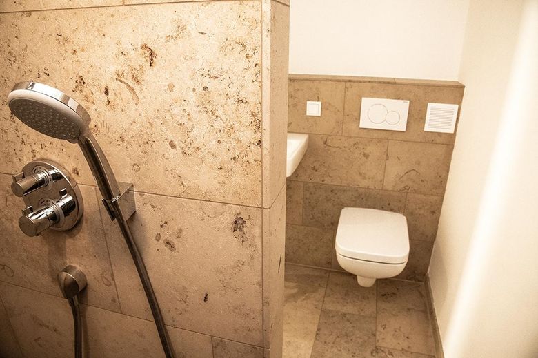 Première occupation après rénovation complète – appartement de 3 pièces de 65 m² avec balcon – Bad mit Natursteinfliesen