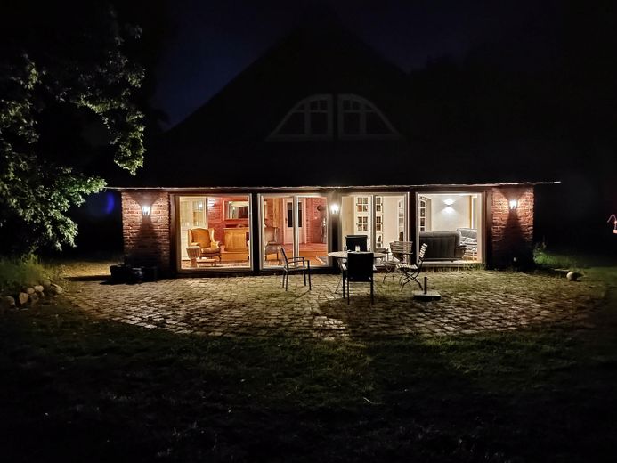 Kernsaniertes Bauerhaus unter Reet auf naturnahem Grundstück in Feldrandlage – ..... Nacht