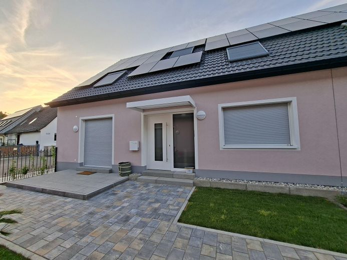 Neubau Haus (Doppelhaushälfte) in Karlsruhe Neureut zu vermieten – Hausansicht
