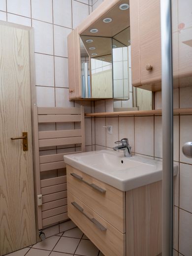 Renovierte 4-Zimmerwohnung in Duisburg-Mittelmeiderich demnächst zu vermieten – Bad mit Dusche