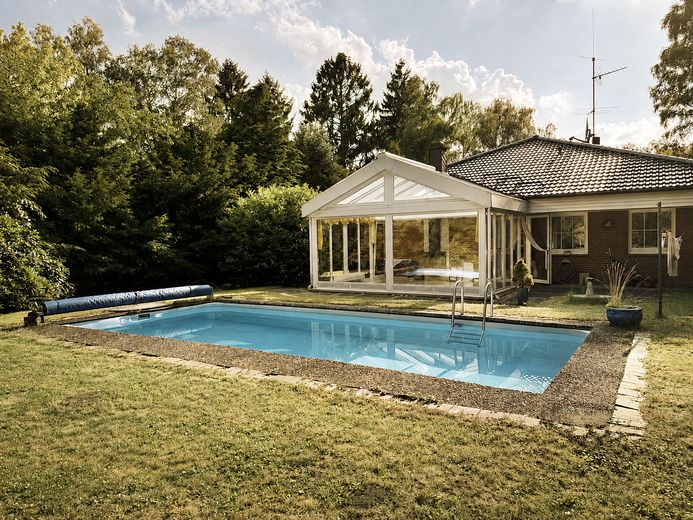 Freistehendes Walmdachbungalow – 213 m² Wohnfläche, großes Grundstück & viel Privatsphäre – Garten mit Pool